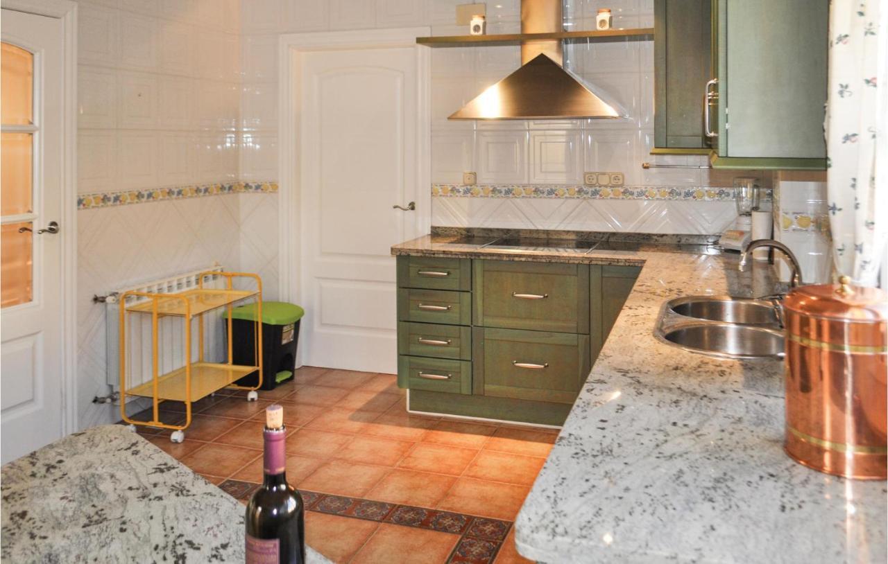 Cozy Home In Olivares With Outdoor Swimming Pool エクステリア 写真